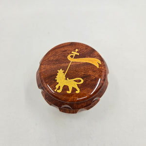 Medium size 4 part Herb Grinder with Kief catcher. Hand painted lion of Judah on imitation wood. Sharp teeth, magnetic closure with smooth grinding